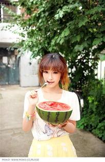东北女孩吃瓜,东北女孩的夏日吃瓜盛宴