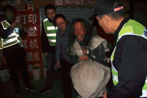 刘老根流浪街头吃瓜