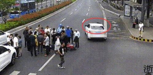撞人车祸吃瓜,吃瓜群众围观，真相究竟如何？