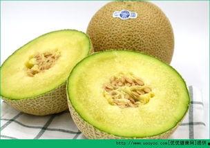 农村宝宝吃哈密瓜,甜蜜滋味传递幸福时光