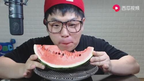 小哥在线吃瓜,揭秘娱乐圈幕后真相