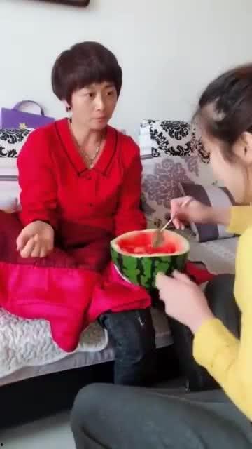婆婆儿媳妇吃瓜,吃瓜群众眼中的甜蜜与矛盾